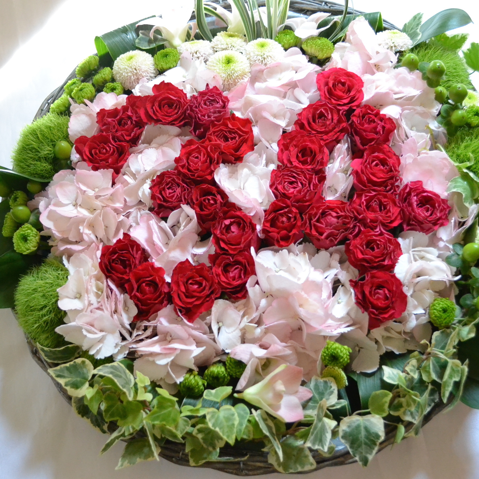 花文字アレンジ「34」赤バラと白アジサイ