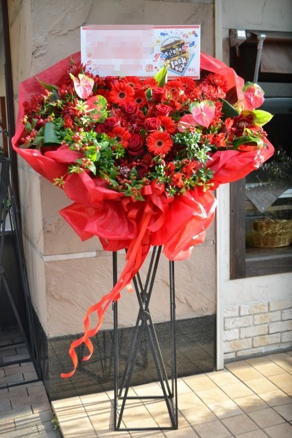 赤色のお花束風スタンド花