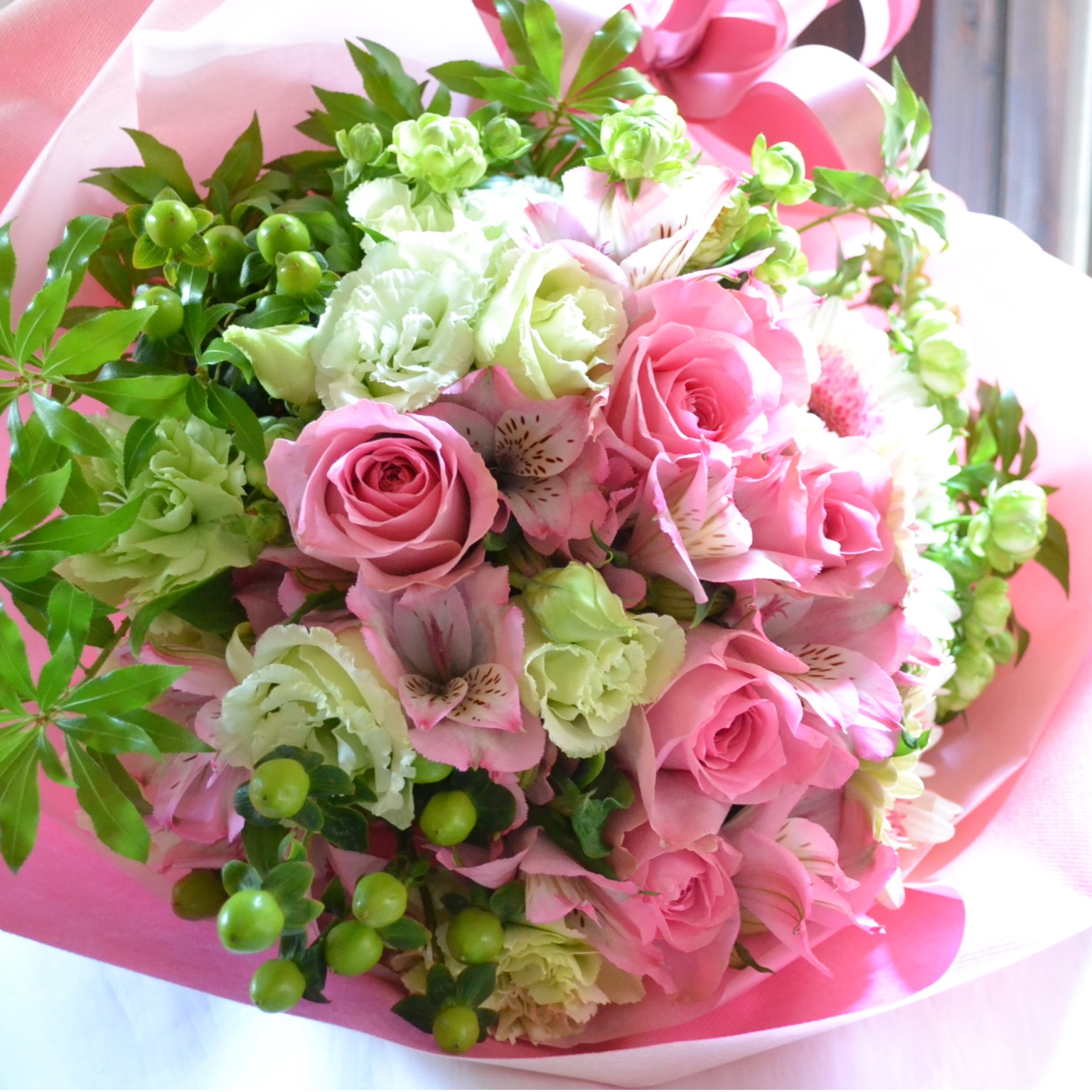 ピンクバラとヒペリカムのお花束