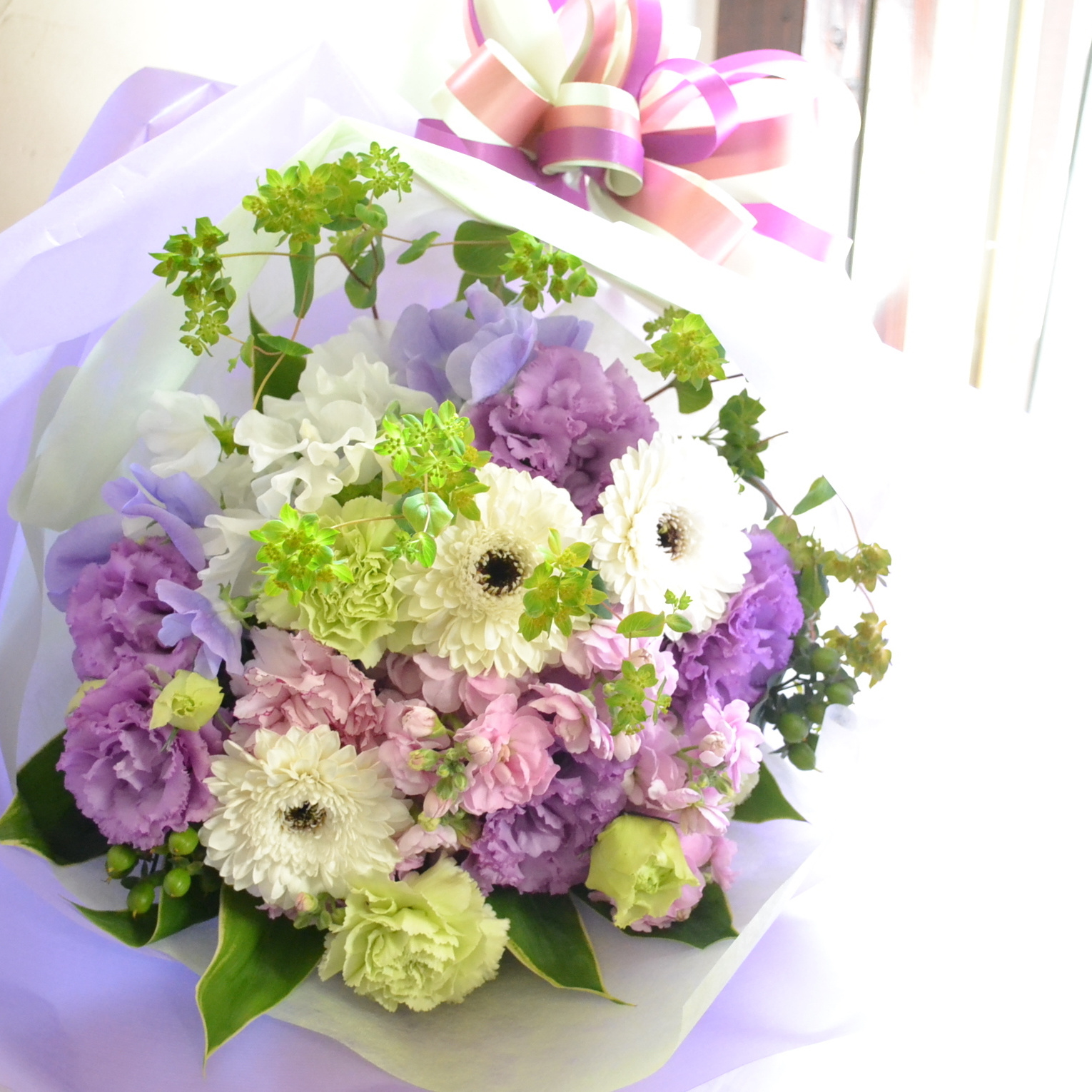 紫トルコキキョウと白ガーベラのお花束